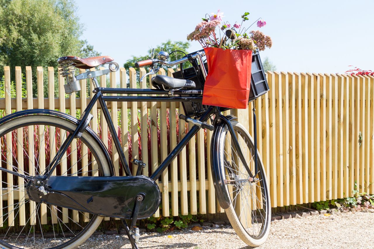 Ook een laag tuinhek, maar met minder ruimte tussen de planken, voor meer privacy.